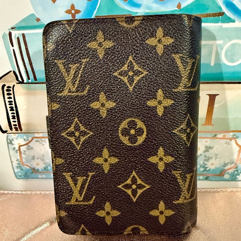 Louis Vuitton Monogram Compact Wallet. Good vintage condition! - Picture 2 of 10
